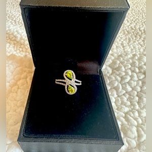14K yellow gold Peridot stones ring